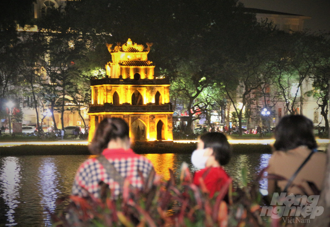 Mọi người dân thủ đô đều mong chờ năm mới Tân Sửu 2021 sẽ mang lại nhiều điều tốt đẹp hơn.