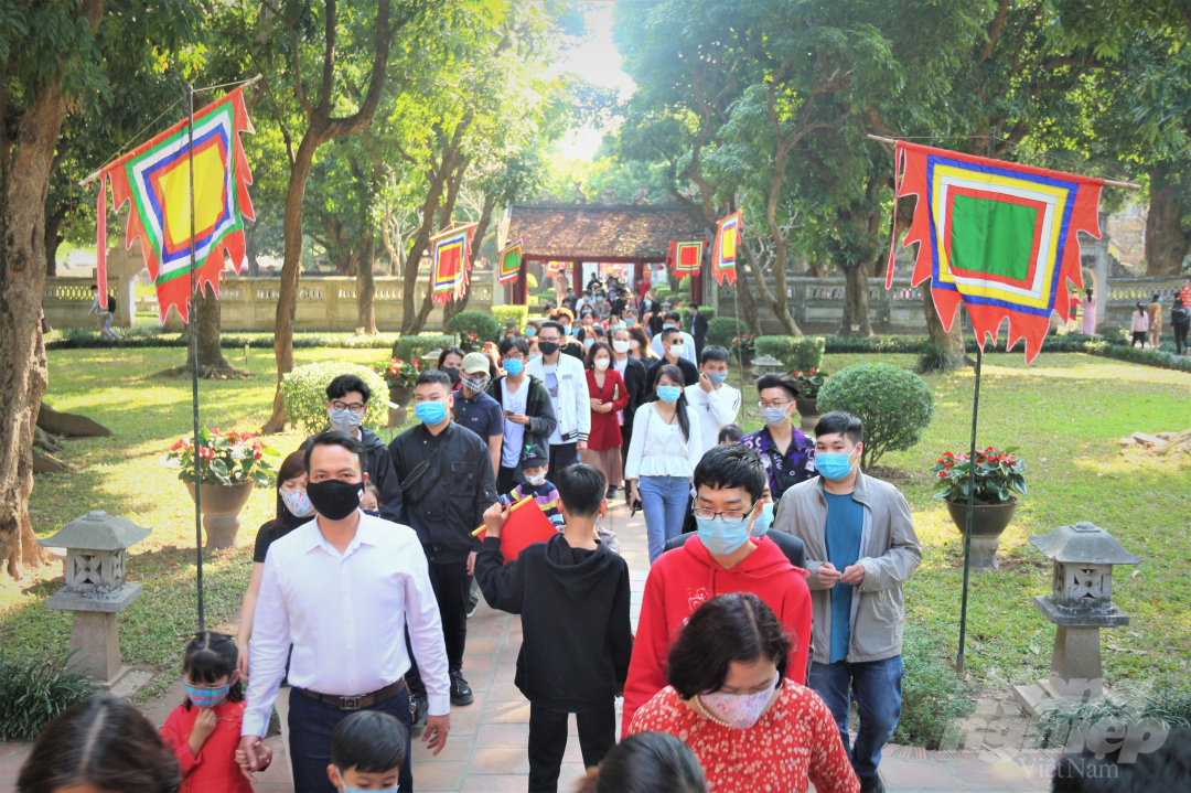 Quan niệm 'mùng 1 tết cha, mùng 2 tết mẹ, mùng 3 tết thầy' luôn in sâu trong tâm trí người dân Việt Nam. Như mọi năm, cứ đến ngày 'tết thầy' là Văn Miếu lại đón hàng nghìn người dân đến thắp hương.