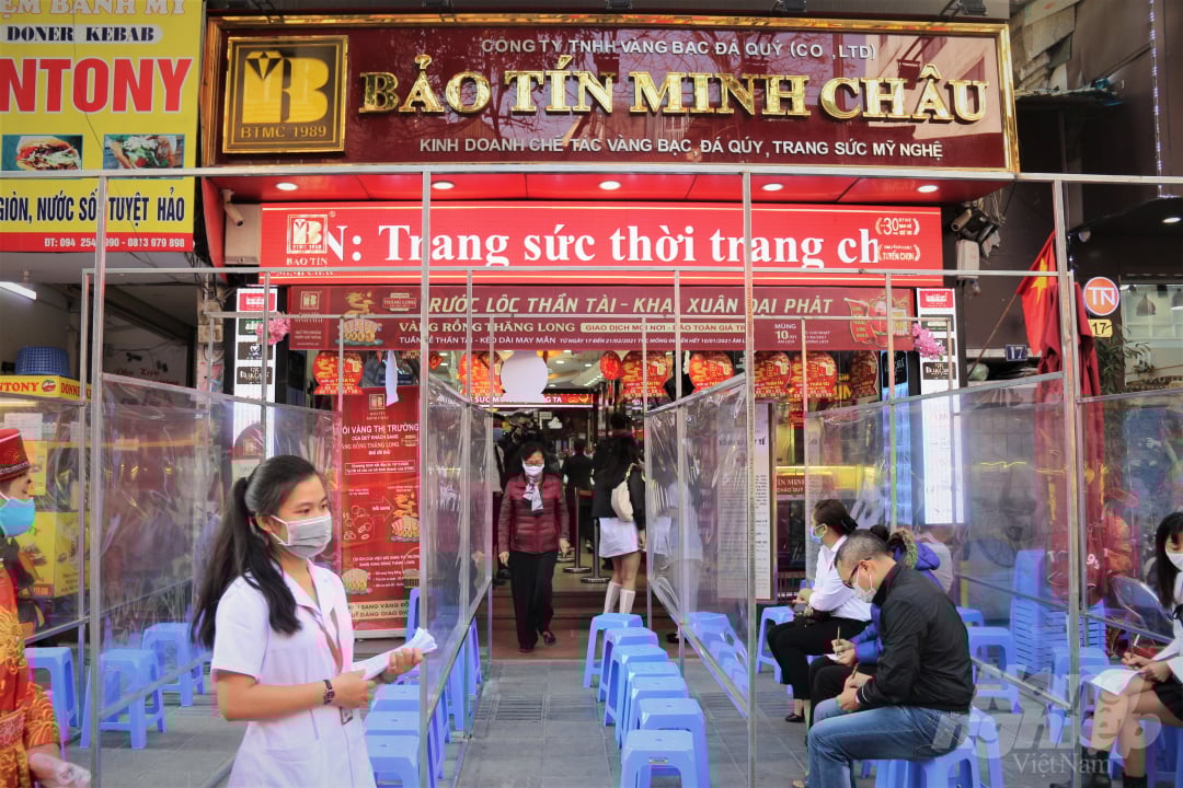 2-103625_21.jpg Tại một cơ sở kinh doanh của Công ty Vàng bạc đá quý Bảo Tín Minh Châu, có những khách hàng đã tới xếp hàng từ 4 giờ sáng để đúng 6 giờ, khi cửa hàng bắt đầu mở cửa giao dịch đã trở thành vị khách đầu tiên mua vàng về rước lộc đầu xuân.
