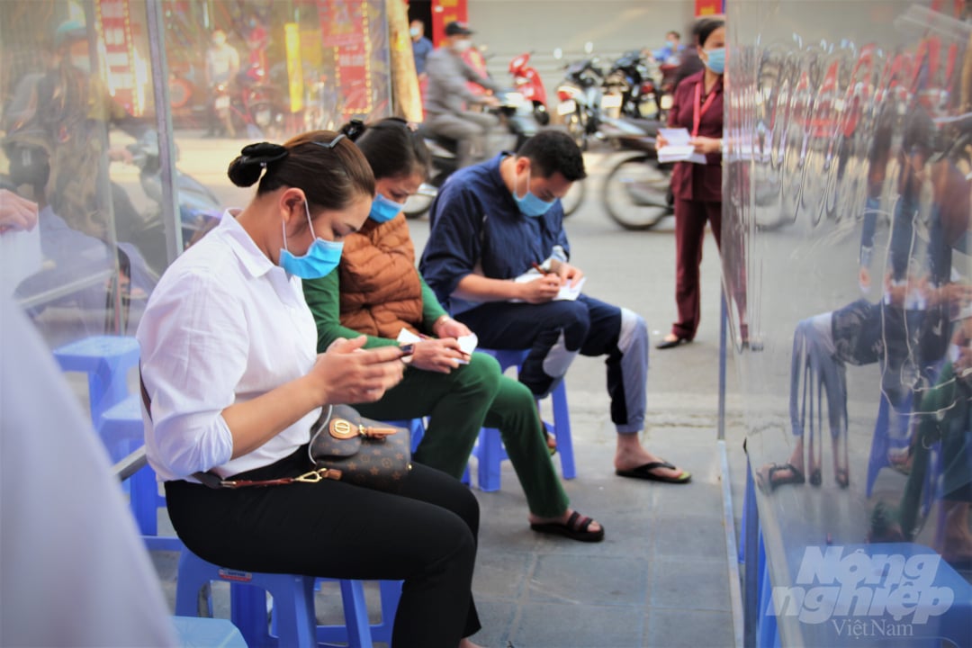 Trong ngày vía Thần Tài, cửa hàng đã tăng cường số lượng tư vấn viên, hướng dẫn viên để hướng dẫn khách hàng đến giao dịch giãn cách an toàn. Tất cả khách hàng đều được khai báo y tế, đo thân nhiệt, đeo khẩu trang và rửa tay trước khi vào giao dịch.