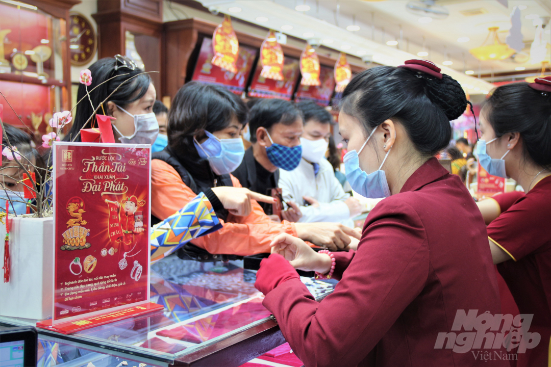'Ngay từ khi mở cửa trở lại sau kì nghỉ Tết Nguyên đán, Bảo Tín Minh Châu đã triển khai bán hàng trực tuyến. Và với tình hình dịch bệnh như hiện nay thì số lượng khách hàng giao dịch trực tuyến tăng lên từ 5 - 7 lần so với những năm trước. Nhiều khách hàng đã đặt hàng từ ngày mùng 6 Tết và đến đúng ngày mùng 10 tháng Giêng, ngày vía Thần Tài tới lấy hàng mà không mất thời gian xếp hàng chờ đợi, giảm nguy cơ phải tiếp xúc nơi đông người', bà Nguyễn Thị Luyến cho biết.