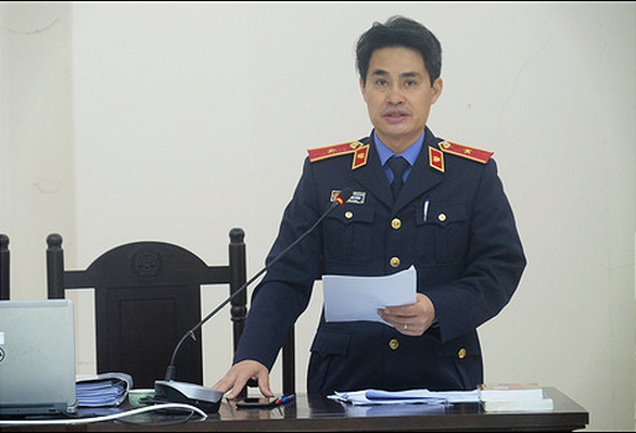 Đại diện VKS trình bày quan điểm đối đáp. Ảnh: NAM ANH.