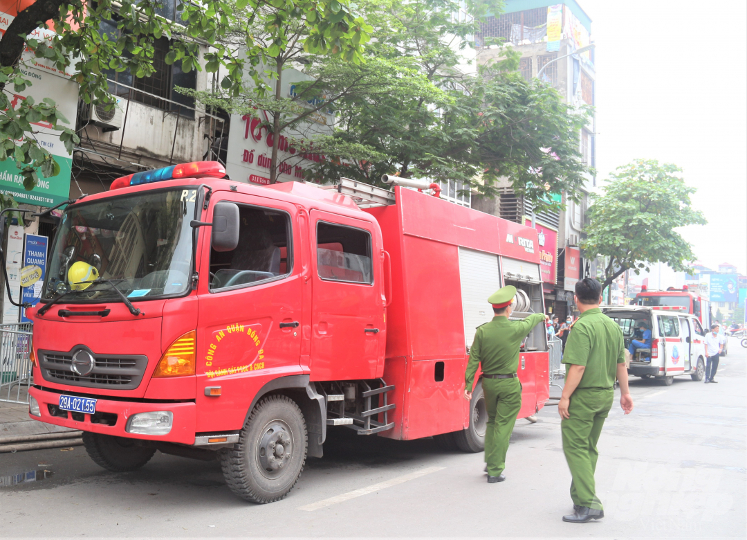 4 nạn nhân gồm ông Nguyễn Thạc Thi (SN 1940); Nguyễn Ánh Hồng (SN 1981, hiện đang mang thai khoảng 3 tháng tuổi), là con gái của ông Thi; Đinh Hùng Vỹ (SN 1983; trú tại Chuyên Mỹ, Phú Xuyên, Hà Nội) là chồng của chị Hồng; Đinh Hà Tuệ Mẫn (SN 2011) là con gái của chị Hồng và anh Vỹ.