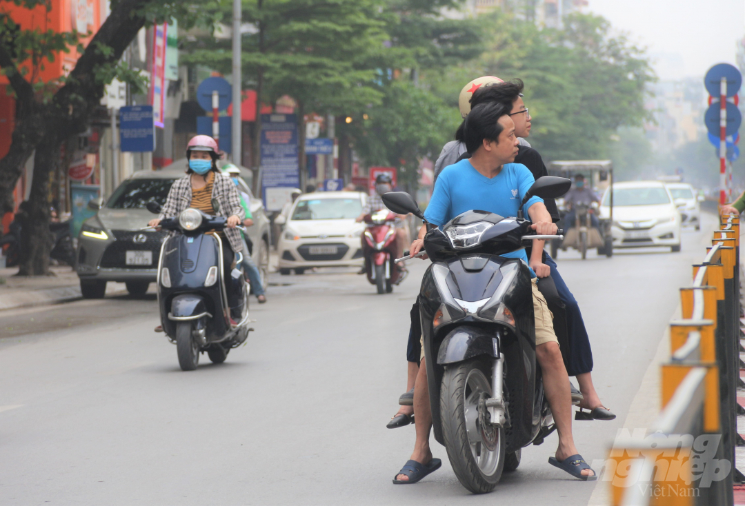 Nhiều người đã dừng hẳn xe lại để tìm hiểu thông tin.