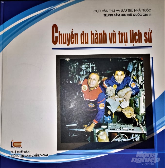 Ấn phẩm lưu trữ 'Chuyến du hành vũ trụ lịch sử'. Ảnh: Phạm Hiếu.