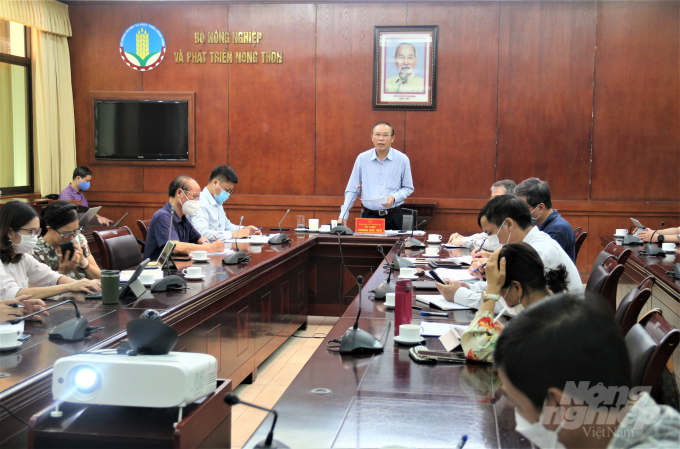 img_0017-144733_282.jpg Thứ trưởng Phùng Đức Tiến chủ trì cuộc họp tại đầu cầu Bộ NN-PTNT. Ảnh: Phạm Hiếu.
