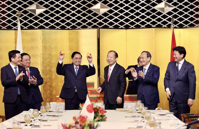 Thủ tướng Phạm Minh Chính và Ngài Suga Yoshihide, cựu Thủ tướng Nhật Bản và ngài Nikai Toshihiro, Chủ tịch Liên minh Nghị sĩ Hữu nghị Nhật - Việt dự Lễ xuất hành quả quýt Unshu sang thị trường Việt Nam. Ảnh: VGP/Nhật Bắc.