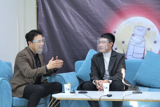 TS. Trịnh Lê Anh (trái) nhận định vacxin hiệu quả nhất chống lại content bẩn là việc nâng cao nhận thức và tri thức cho người trẻ. Ảnh: Phạm Hiếu.