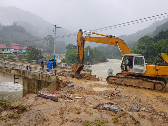 Khắc phục hậu quả mưa lũ tại Quảng Nam. Ảnh: VGP.