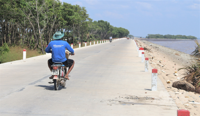 Tuyến đê biển Gò Công hiện nay còn là trục giao thông đường bộ trọng yếu đáp ứng nhu cầu đi lại, vận chuyển hàng hóa của người dân ven biển. Ảnh: Phạm Hiếu.