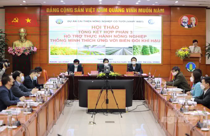 The seminar to review Component 3 of the Vietnam Irrigated Agriculture Improvement Project's (VIAIP/WB7) Support for smart farming techniques to adapt to climate change. Photo: Pham Hieu.