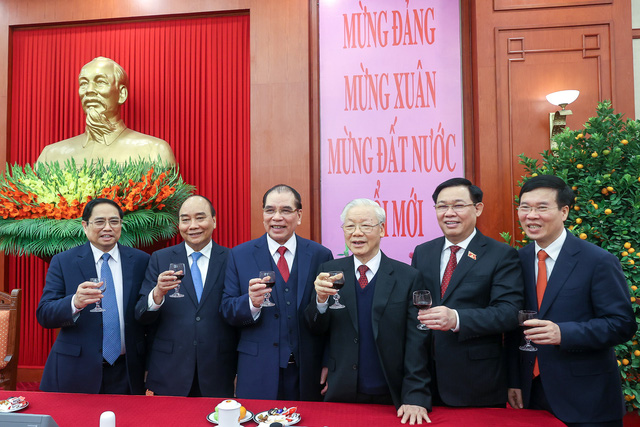 Các đồng chí lãnh đạo, nguyên lãnh đạo nâng ly chúc mừng năm mới. Ảnh: VGP/Nhật Bắc.