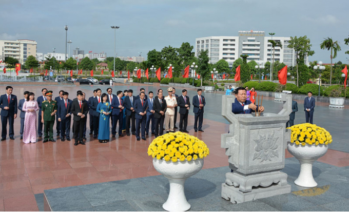 3-183214_722.jpeg Trước phiên họp trù bị, Đoàn đại biểu dự Đại hội Đảng bộ tỉnh Bắc Ninh dâng hương tại Tượng đài Tổng Bí thư Nguyễn Văn Cừ. Ảnh: Tuấn Tú.