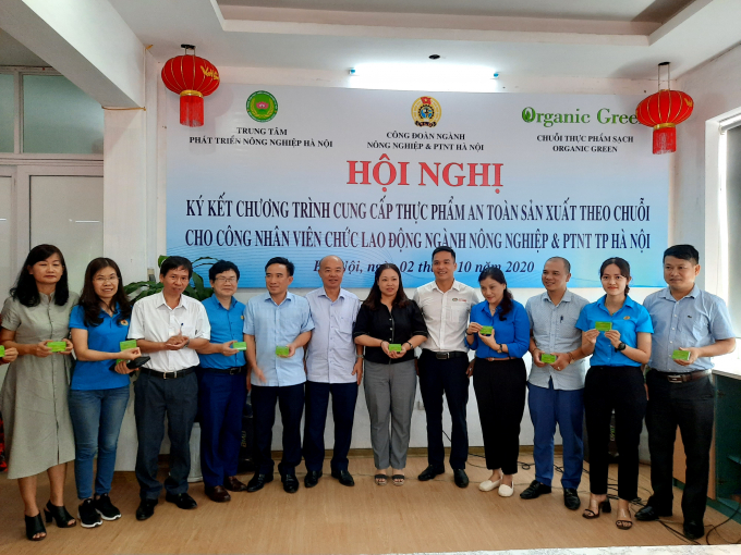 Trạo tặng thẻ ưu đãi giảm giá các sản phẩm của chuỗi thực phẩm Organic Green cho đoàn viên, công nhân viên chức lao động thuộc ngành NN-PTNT Hà Nội. Ảnh: Nguyên Huân.