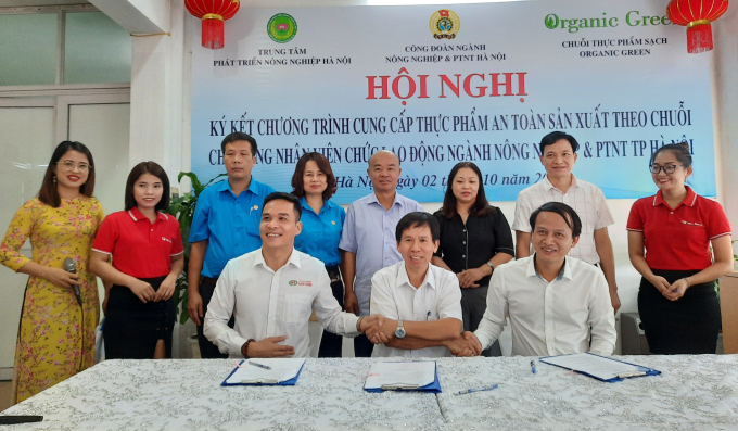 Trung tâm Phát triển nông nghiệp Hà Nội, Công đoàn ngành NN-PTNT Hà Nội và Chuỗi thực phẩm sạch Organic Green ngày 2/10 ký kết phối hợp cung cấp thực phẩm an toàn theo chuỗi cho đoàn viên, công nhân viên chức lao động. Ảnh: Nguyên Huân.