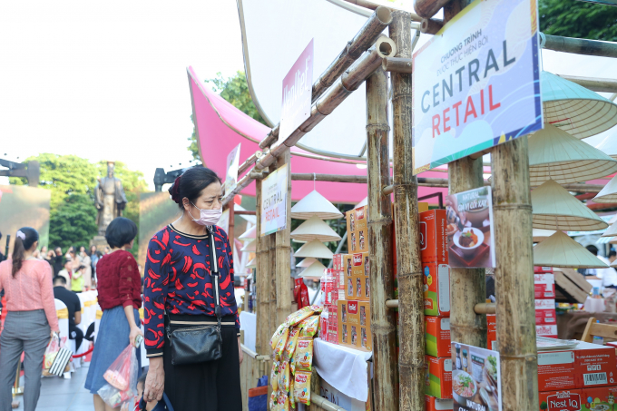 Tuần hàng Made in Vietnam - Tinh hoa Việt Nam diễn ra từ ngày 23 - 25/10/2020 tại khu vực hồ Hoàn Kiếm, Hà Nội. Ảnh: Thanh Tân.