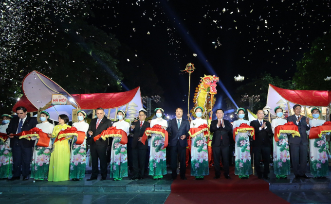 Lãnh đạo các, ngành, TP. Hà Nội và Central Retail cắt băng khai trương Tuần hàng Made in Vietnam - Tinh hoa Việt Nam năm 2020. Ảnh: Thanh Tân.