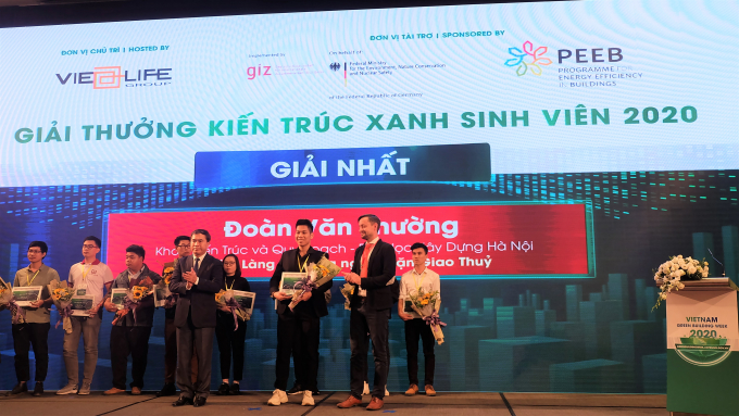 chon-2-1-200401_675.jpg Ban tổ chức trao giải nhất cho em Đoàn Văn Thường. Ảnh: Hồng Xiêm.