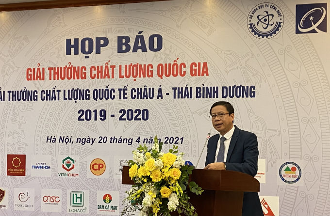 z2445086826908_701a5f7cfb2a3f4d33840d31e0ddb0c9-151620_426.jpg Lãnh đạo Bộ KHCN chia sẻ tại buổi họp báo công bố Giải thưởng Chất lượng Quốc gia và Giải thưởng Chất lượng quốc tế châu Á - Thái Bình Dương năm 2019 - 2020. Ảnh: Ngọc Huyền.