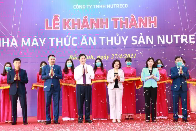 0x3a7874-180021_14.jpg Lãnh đạo tỉnh Bắc Ninh và Nutreco cắt băng khánh thành nhà máy thức ăn thủy sản công suất 100.000 tấn/năm sáng 27/4 tại KCN Đại Đồng, Hoàn Sơn, Bắc Ninh. Ảnh: Hữu Thọ.