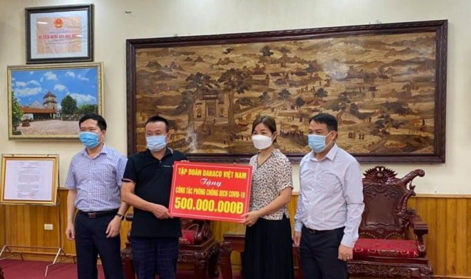 Chủ tịch Tập đoàn Dabaco Việt Nam Nguyễn Như So trao tặng Thuận Thành 500 triệu đồng nhằm hỗ trợ chia sẻ huyện sớm chiến thắng dịch Covid-19 lần thứ 4. Ảnh: Hữu Thọ.