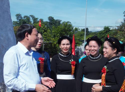 Ông Nguyễn Xuân Ký, Bí thư Tỉnh ủy Quảng Ninh thăm hỏi động viên đồng bào các dân tộc huyện Bình Liêu trong ngày khánh thành công trình giao thông kết nối các thôn bản với trung tâm huyện. Ảnh: Viết Cường.