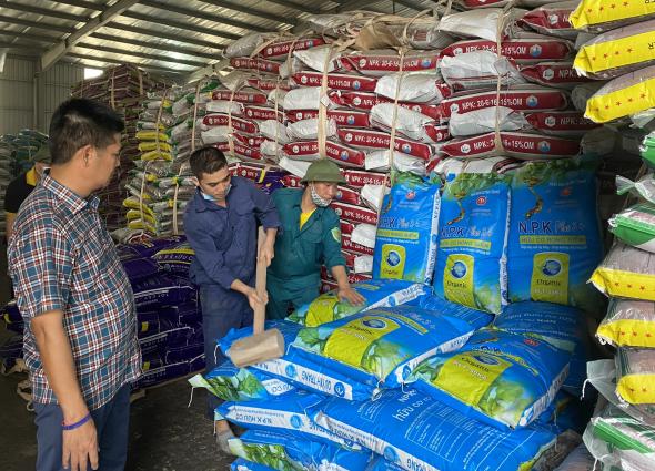 Theo Hiệp hội Phân bón Việt Nam, Chính phủ nên chọn giải pháp tăng thuế để hạn chế xuất khẩu bởi quy định của pháp luật hiện nay không cấm xuất khẩu phân bón. Ảnh: NH.