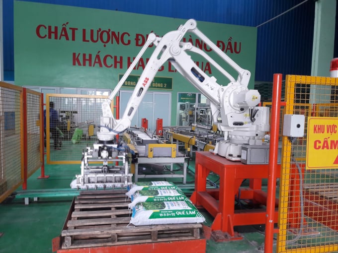 Dây chuyền sản xuất phân bón hữu cơ tự động của Tập đoàn Quế Lâm. Ảnh: Nguyên Huân.