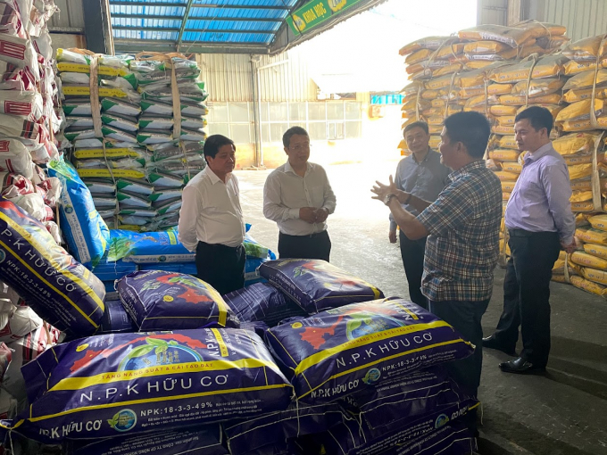 Lãnh đạo Bộ NN-PTNT và Cục Bảo vệ thực vật thăm dây chuyền sản xuất phân bón hữu cơ khoáng của Công ty Cổ phần Tập đoàn Nông nghiệp Thành Đô. Ảnh: Nguyên Huân.