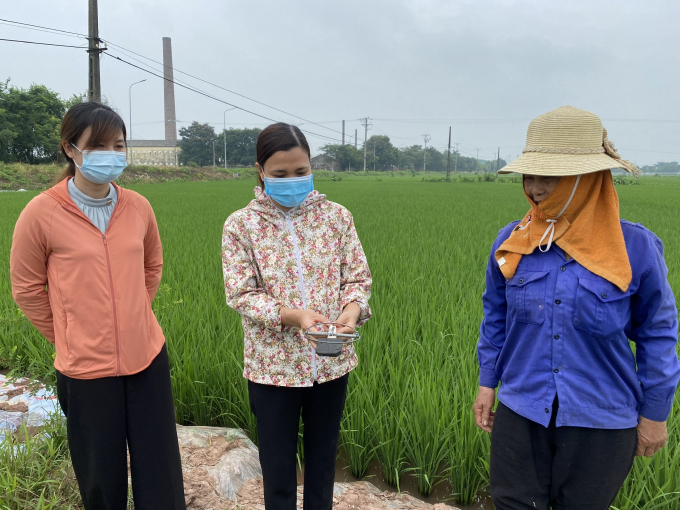 z2989992822160_f8e842b3a7d4031fff149b8b8aab882e-175610_531.jpg Hệ thống cán bộ nông nghiệp cấp huyện, cấp xã có vai trò rất lớn trong việc giám sát an toàn thực phẩm ngay từ khâu sản xuất. Ảnh: NH.