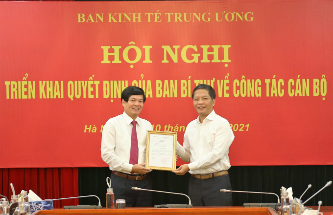 trao-qd--dc-do-ngoc-an-164146_268.jpg Ủy viên Bộ Chính trị, Bí thư Trung ương Đảng, Trưởng Ban Kinh tế Trung ương Trần Tuấn Anh trao Quyết định và giao nhiệm vụ cho ông Đỗ Ngọc An (trái). Ảnh: Đinh Thành Trung