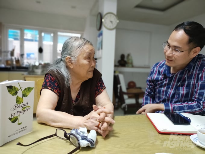 Trong câu chuyện với phóng viên Báo Nông nghiệp Việt Nam, bác sĩ Nguyễn Thanh Thanh, em gái nhà báo, nhà thơ Trần Mai Ninh luôn dành cho người anh sự kính trọng về tài năng, đức độ và niềm thương nhớ khôn nguôi. Ảnh: Kiều Khải.