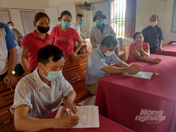 Đã có lúc ông Đậu Tiến Sỹ (giữa) cô đơn trước sức mạnh của nhân dân. Ông chia sẻ không tìm thấy một điểm tựa tinh thần nào tại cuộc làm việc. Ảnh: Văn Hùng.