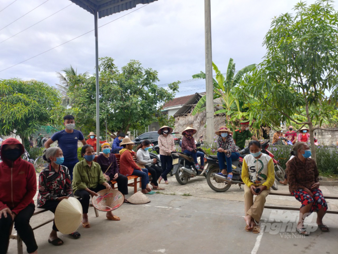 Người dân thôn Ngoại Xuân (An Dũng, Đức Thọ) đề nghị Công ty TNHH Khánh Giang chấm dứt vĩnh viễn việc nuôi lợn trên địa bàn do gây ô nhiễm môi trường, ảnh hưởng lớn đến đời sống. Ảnh: Văn Hùng.