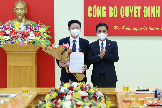 Phó Bí thư Thường trực Tỉnh ủy Hà Tĩnh Trần Thế Dũng trao Quyết định của Ban Thường vụ Tỉnh ủy bổ nhiệm Tổng Biên tập Báo Hà Tĩnh cho ông Nguyễn Công Thành (bên trái). Ảnh: Báo Hà Tĩnh.