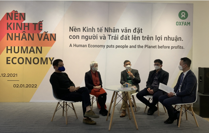 Các diễn giả đang thảo luận về nền kinh tế nhân văn trongtương lai của Việt Nam. Ảnh: Ngọc Huyền.