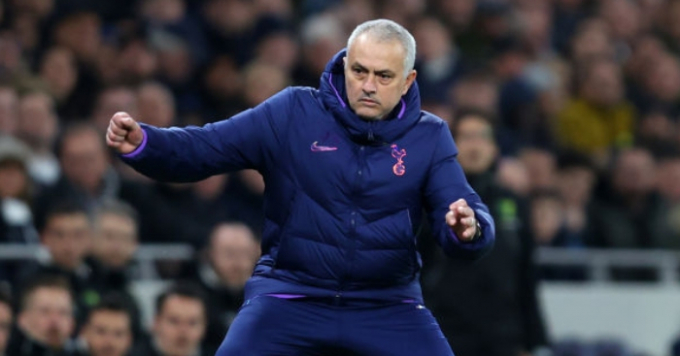 Jose Mourinho gặp khó mùa hè này. Ảnh: Football365.