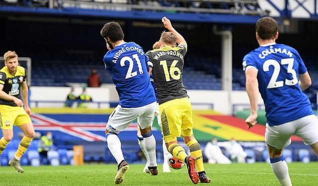 ande-145401_644.jpg Ward-Prowse là người phạm lỗi nhưng Southampton có phạt đền. Ảnh: Dailymail.