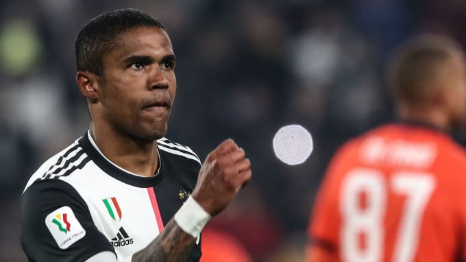 cos-091545_288.jpg Douglas Costa có thể thử sức tại nước Anh. Ảnh: Express.