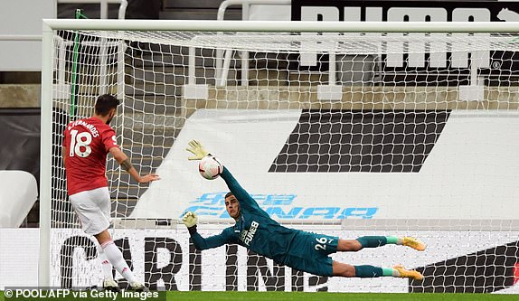 br-041124_817.jpg Bruno Fernandes thua Karl Darlow trong tình huống phạt 11m. Ảnh: Dailymail.
