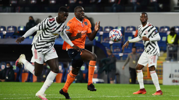 ba-081404_134.jpg Demba Ba liên tục làm khổ hàng thủ của Man United. Ảnh: Express.