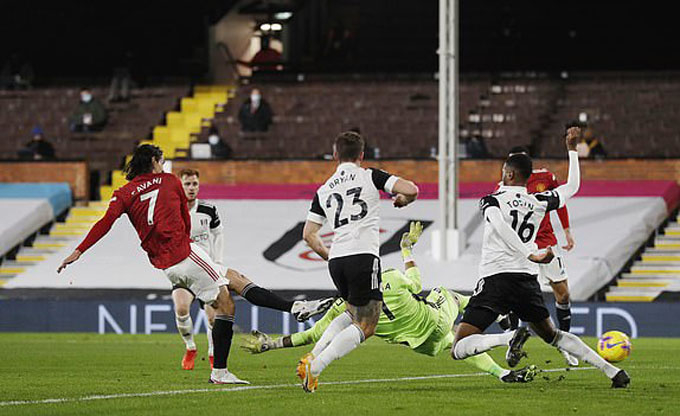 cavani-074056_244.jpg Edinson Cavani gỡ hòa cho Quỷ đỏ. Ảnh: Dailymail.