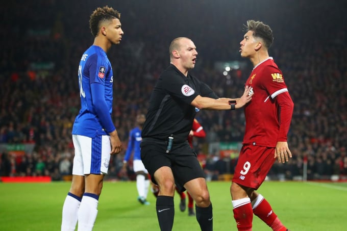 caml-012341_858.jpg Căng thẳng chưa bao giờ thiếu trong những trận Derby Merseyside. Ảnh: Express.