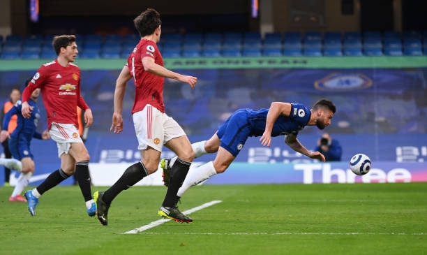 Giroud bỏ lỡ cơ hội. Ảnh: Dailymail.