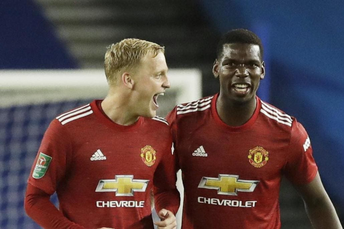 Donny Van de Beek và Paul Pogba đều không thể ra sân trong trận này. Ảnh: Dailymail.