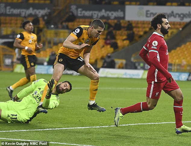 Pha va chạm kinh hoàng của hai thành viên Wolves. Ảnh: Dailymail.