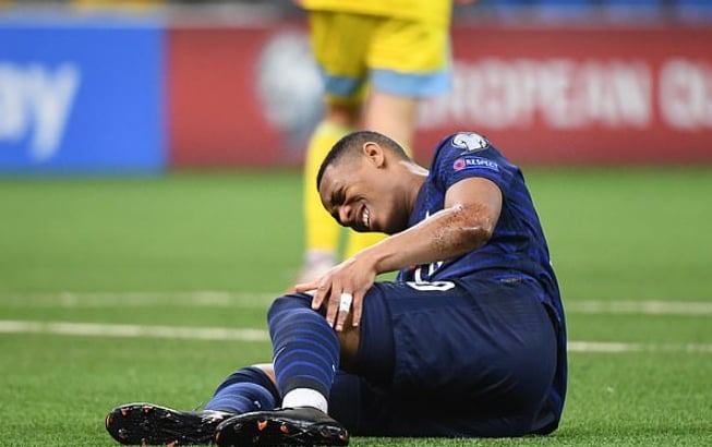martial2-033955_971.jpeg Anthony Martial sẽ phải ngồi ngoài phần còn lại của mùa giải. Ảnh: Dailymail.
