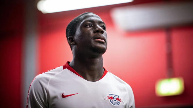 konate-224944_12.jpg Ibrahima Konate sẽ là sự lựa chọn của Liverpool để vá hàng thủ trong mùa giải mới. Ảnh: Express.