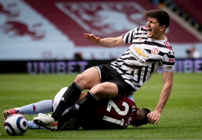 Harry Maguire gặp chấn thương trong trận gặp Aston Villa. Ảnh: Dailymail.