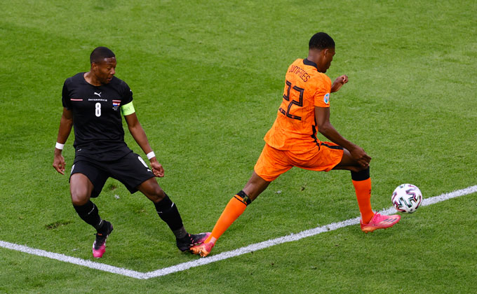 alaba-032429_355.jpg David Alaba mắc sai lầm khiến cho Áo thủng lưới sớm. Ảnh: Getty.